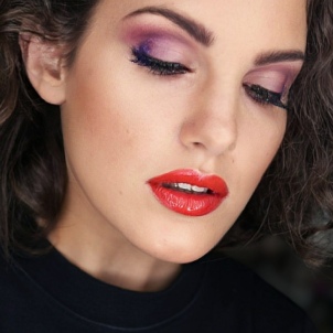 Kurz ​GLAMOUR AND STAGE MAKEUP